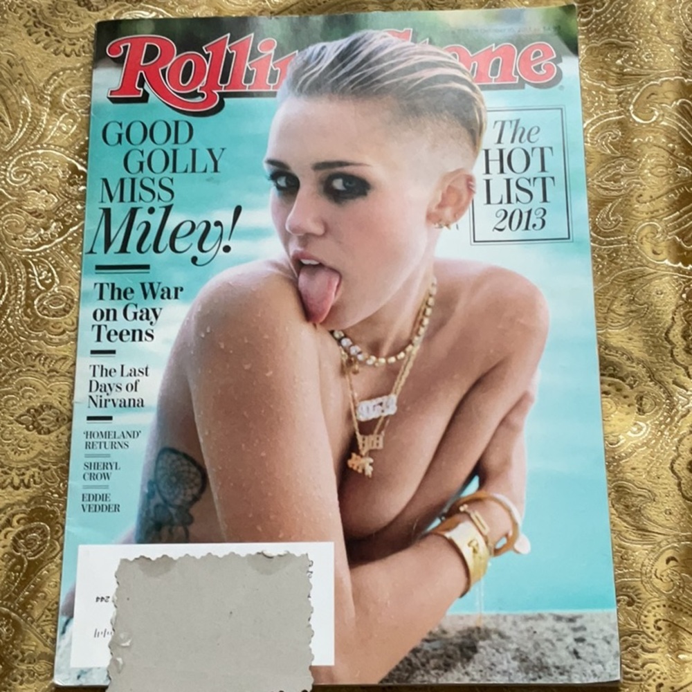 Miley Cyrus cover magazines 2009, 2010, 2013 - Picture 4 of 8